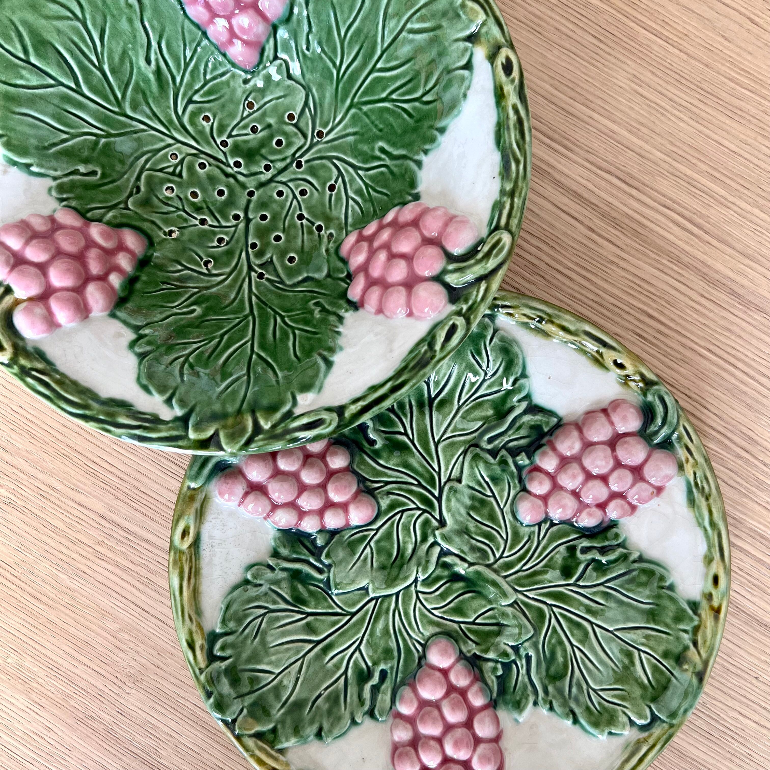 Drainer and plate in old slip old 1960s decoration cluster of reason and vine leaves