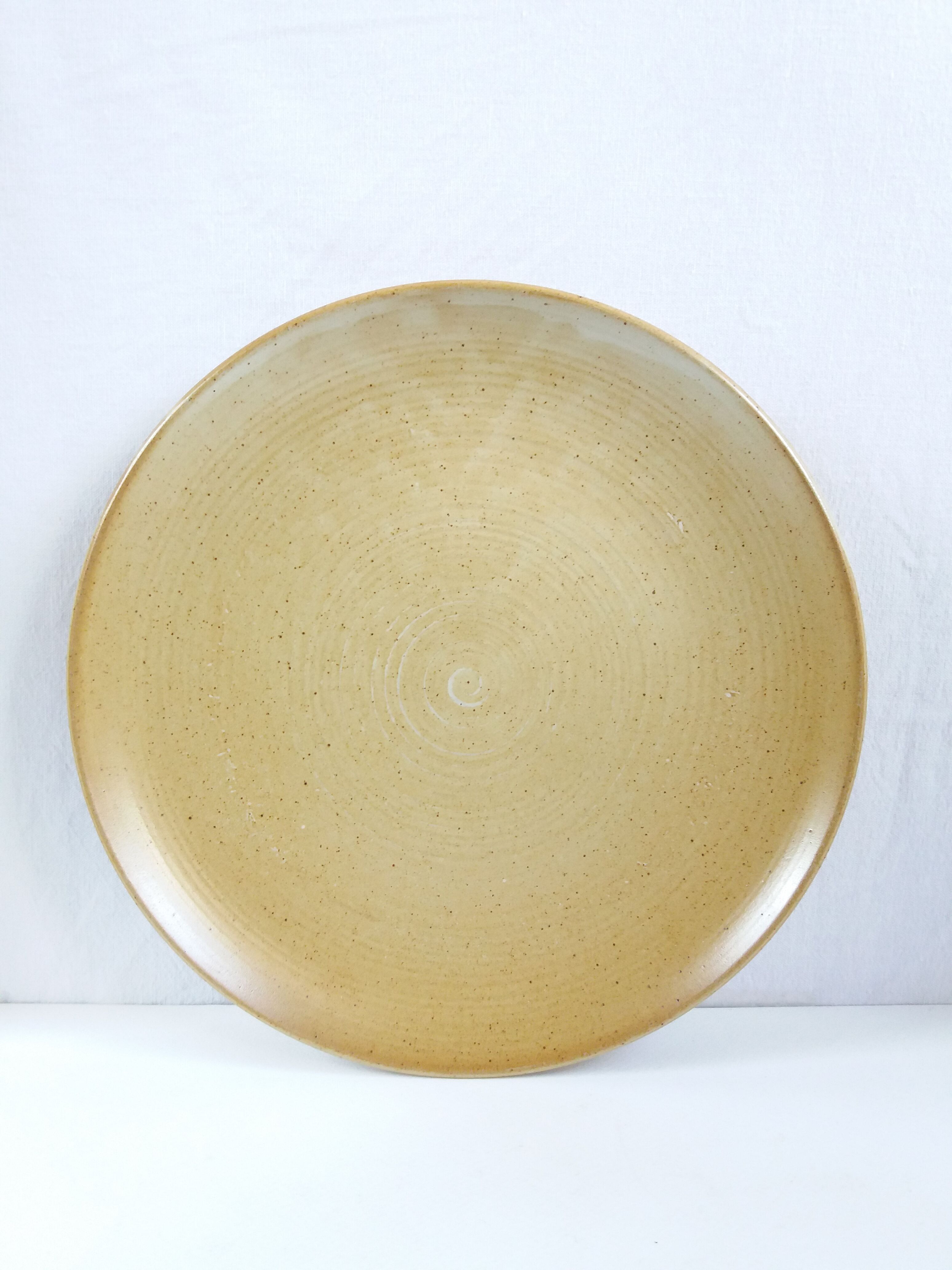 Set 5 flat plates in sandstone