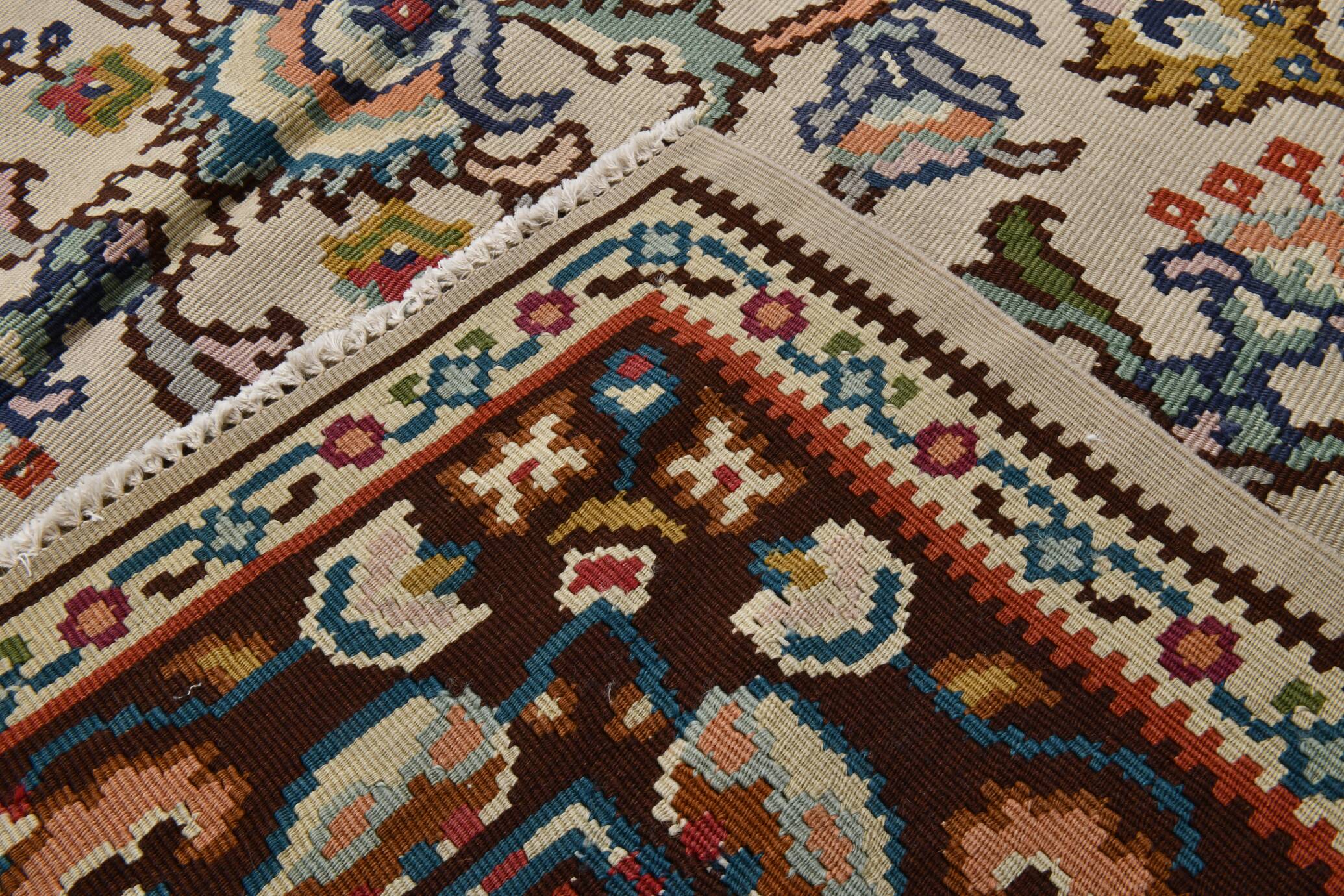 Un tapis persan oriental crème à motifs floraux – Élégance classique