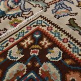 Un tapis persan oriental crème à motifs floraux – Élégance classique