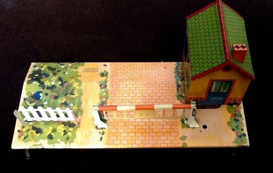 Level crossing with barrier guard house Made in France Meccano
