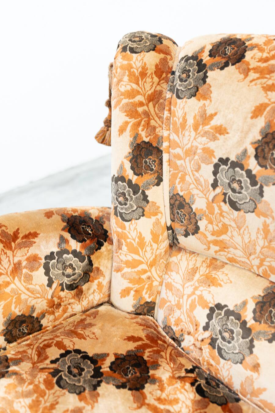 Living room composed of a 3-seater sofa and 2 armchairs, baroque style from the 1970s.