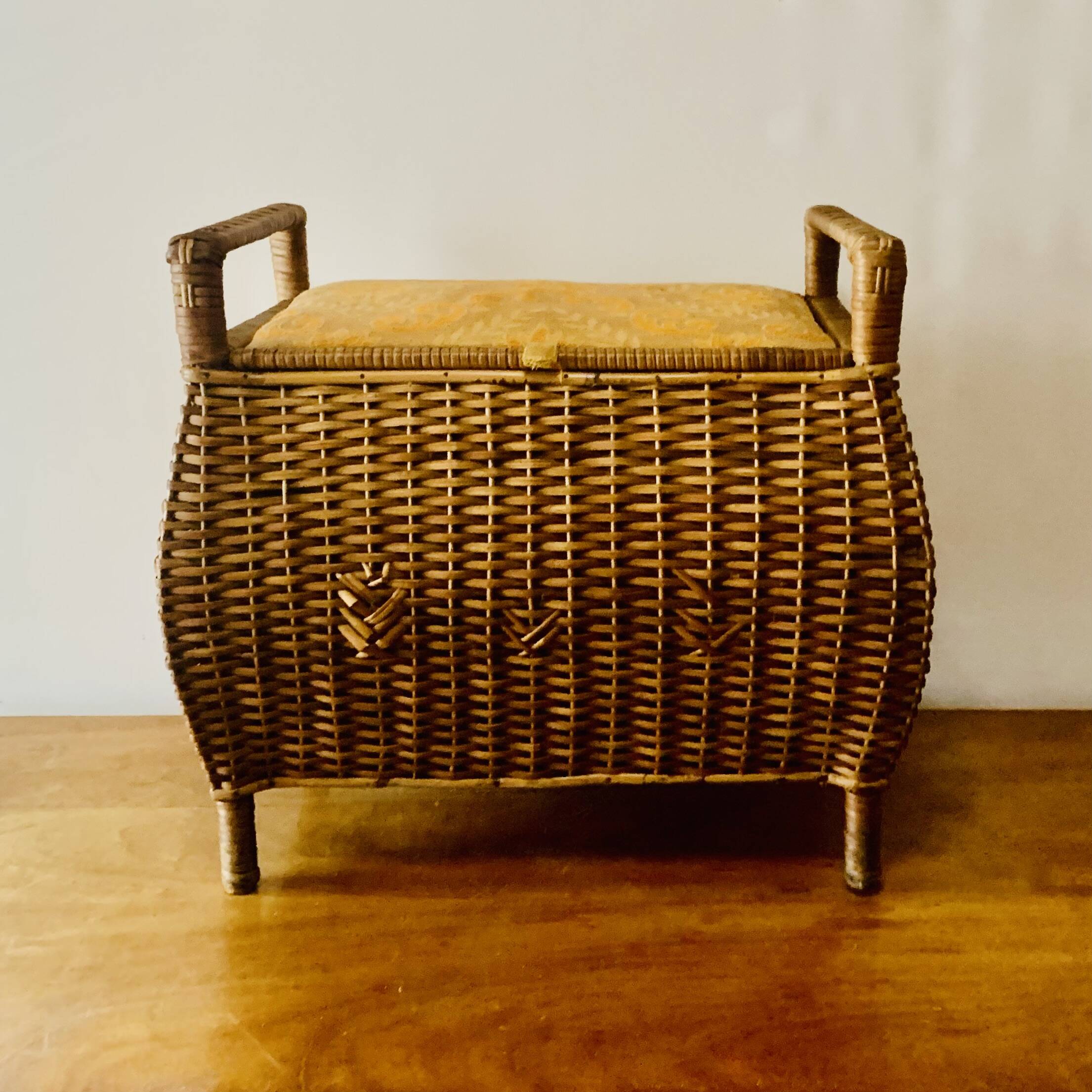 Grand panier à couture vintage en osier - tabouret en tissu matelassé - 1950