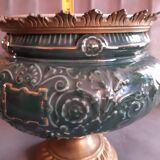 Cache pot fait à partir d'une ancienne suspension de lampe à pétrole, couleur verte.