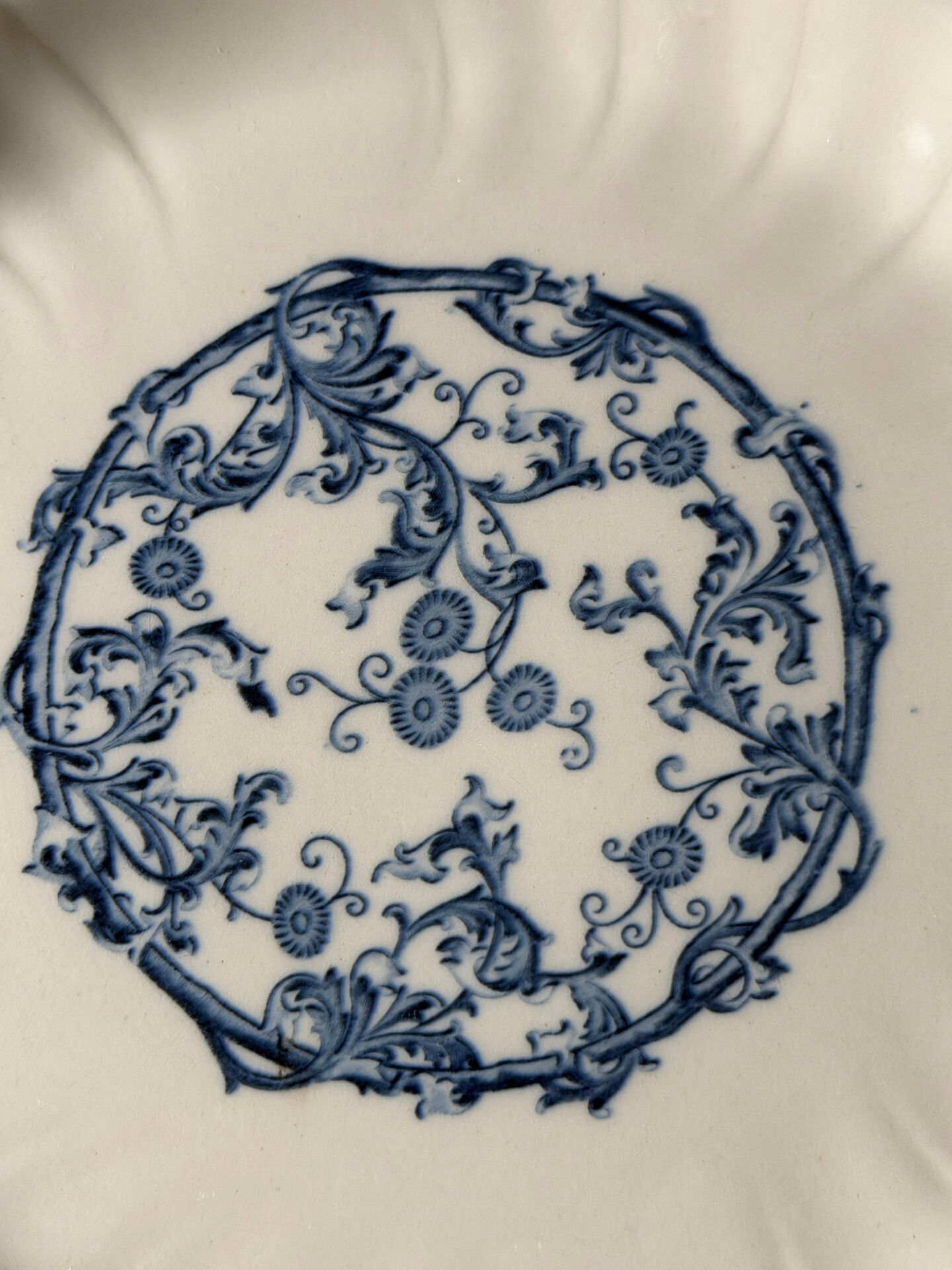 Large royal blue plate made of earthenware from 1875 Gien.