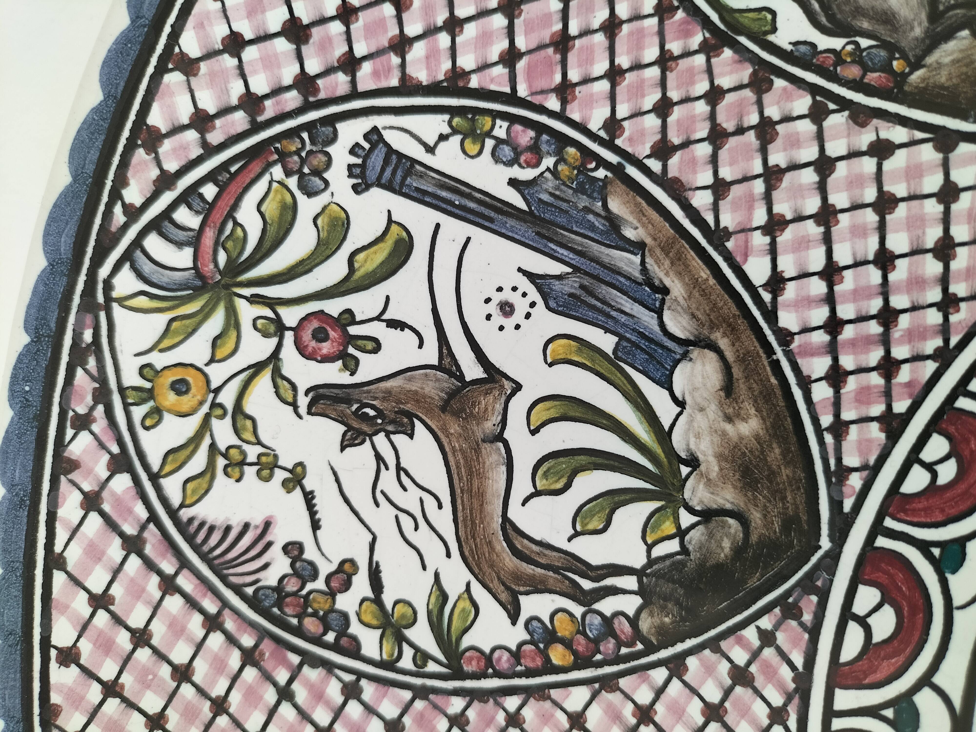 Portuguese plate signed Estrela de Conimbriga, 17th century Colours decor