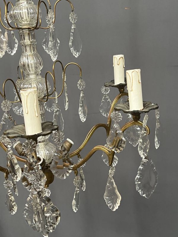 Lustre de style Louis XV en bronze doré, orné de pampilles en cristal. 8 points lumineux.
