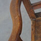 Fauteuil ancien en chêne anglais du XVIIIe siècle avec accoudoirs et ornement