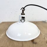 Lampe à suspension industrielle en émail blanc de Thorlux, années 1960