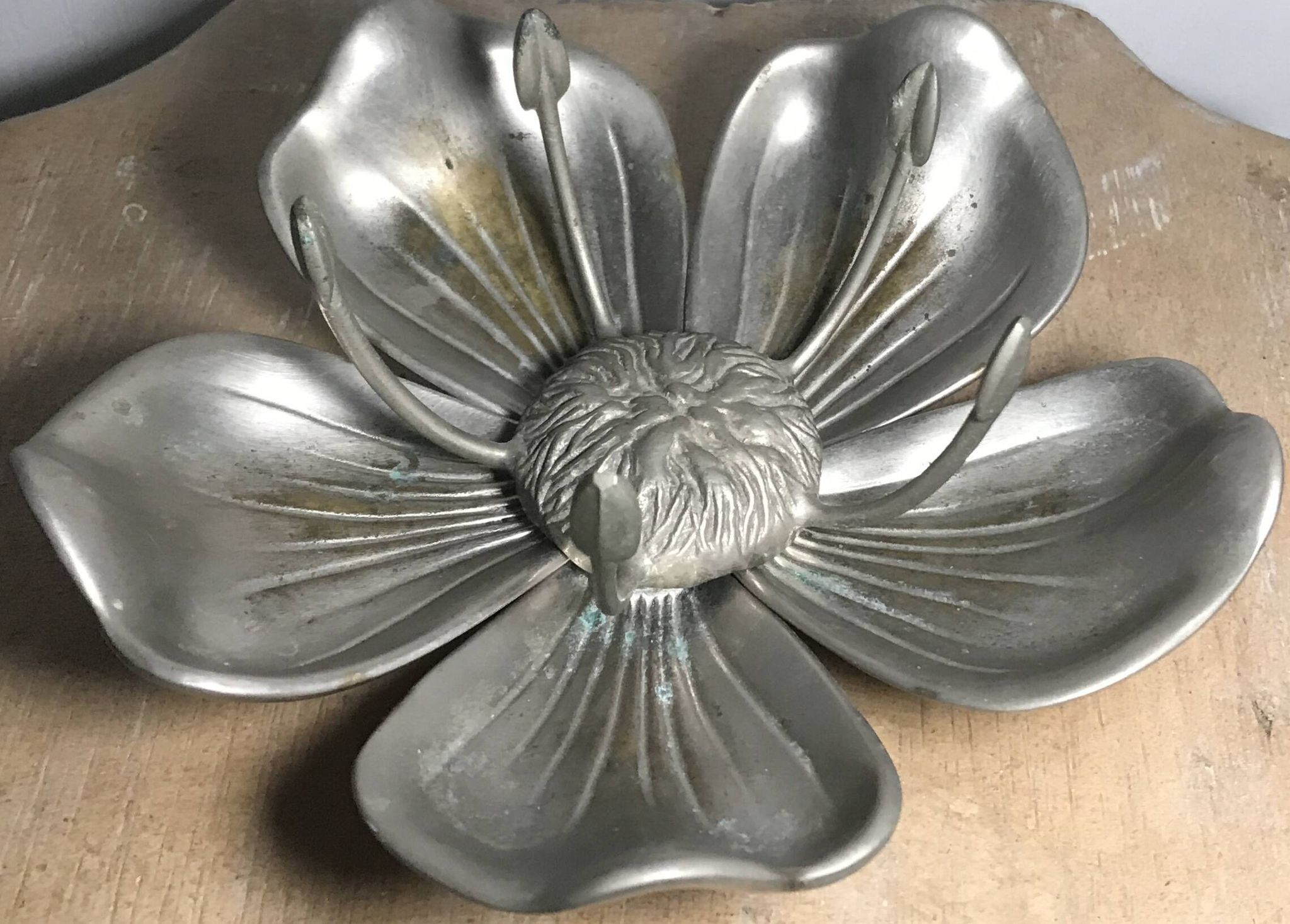 Vintage lotus flower ashtray with 5 removable petals in silver metal