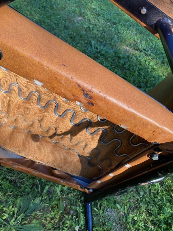 Rare fauteuil en skaï marron clair, de ''Colette Gueden'' , designer des années 50