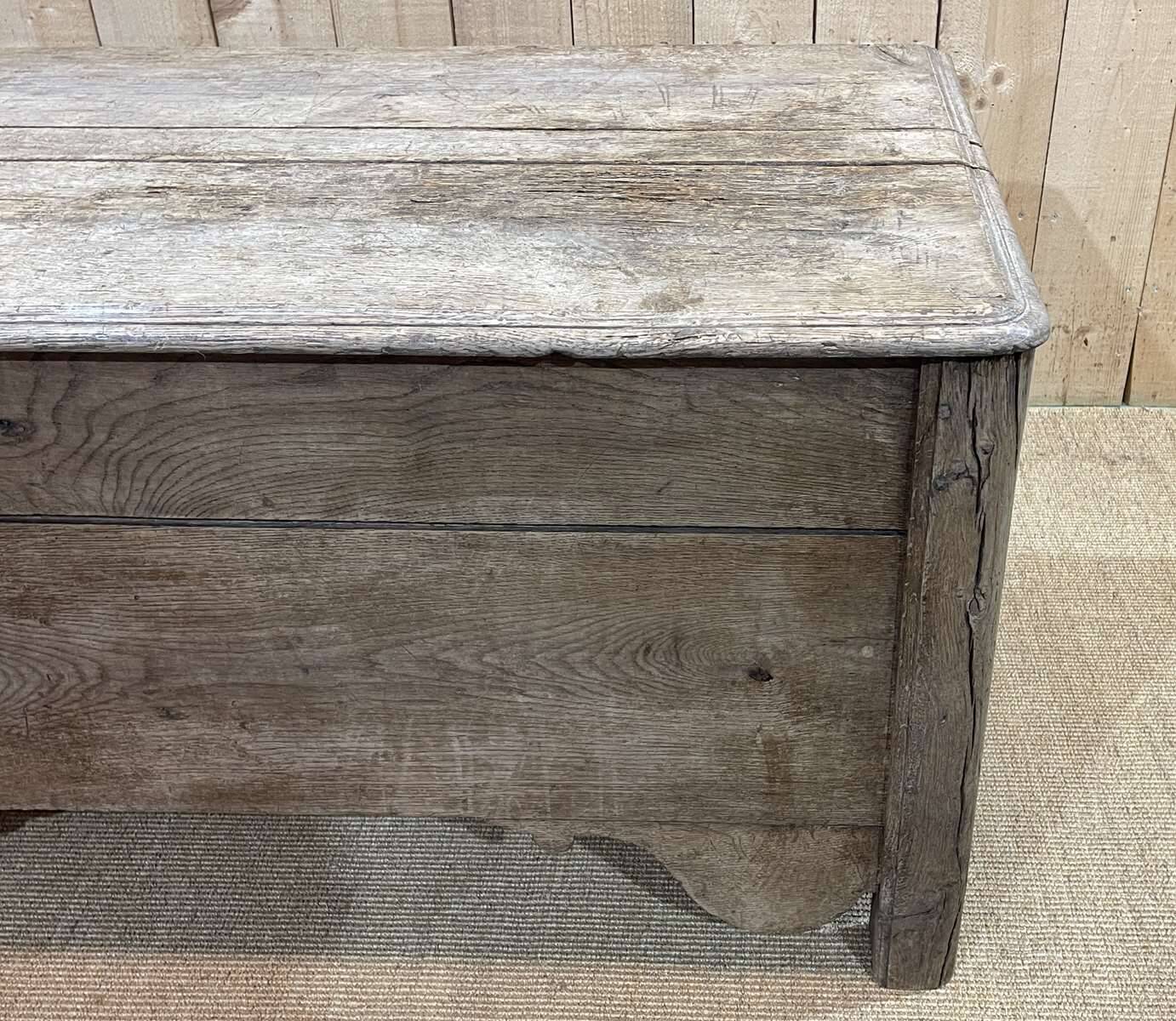Banc coffre du  18ème en chêne brut - L=1m32, P=65cm, H=62cm.