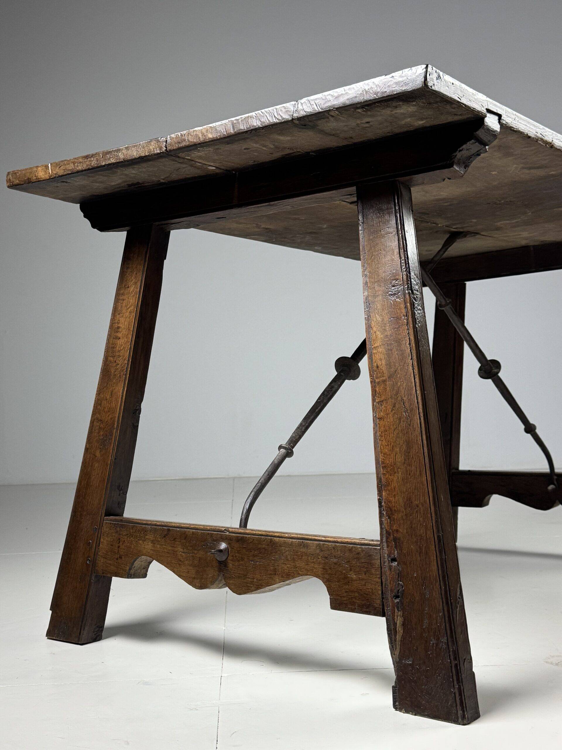 Table espagnole du XVIIIe siècle