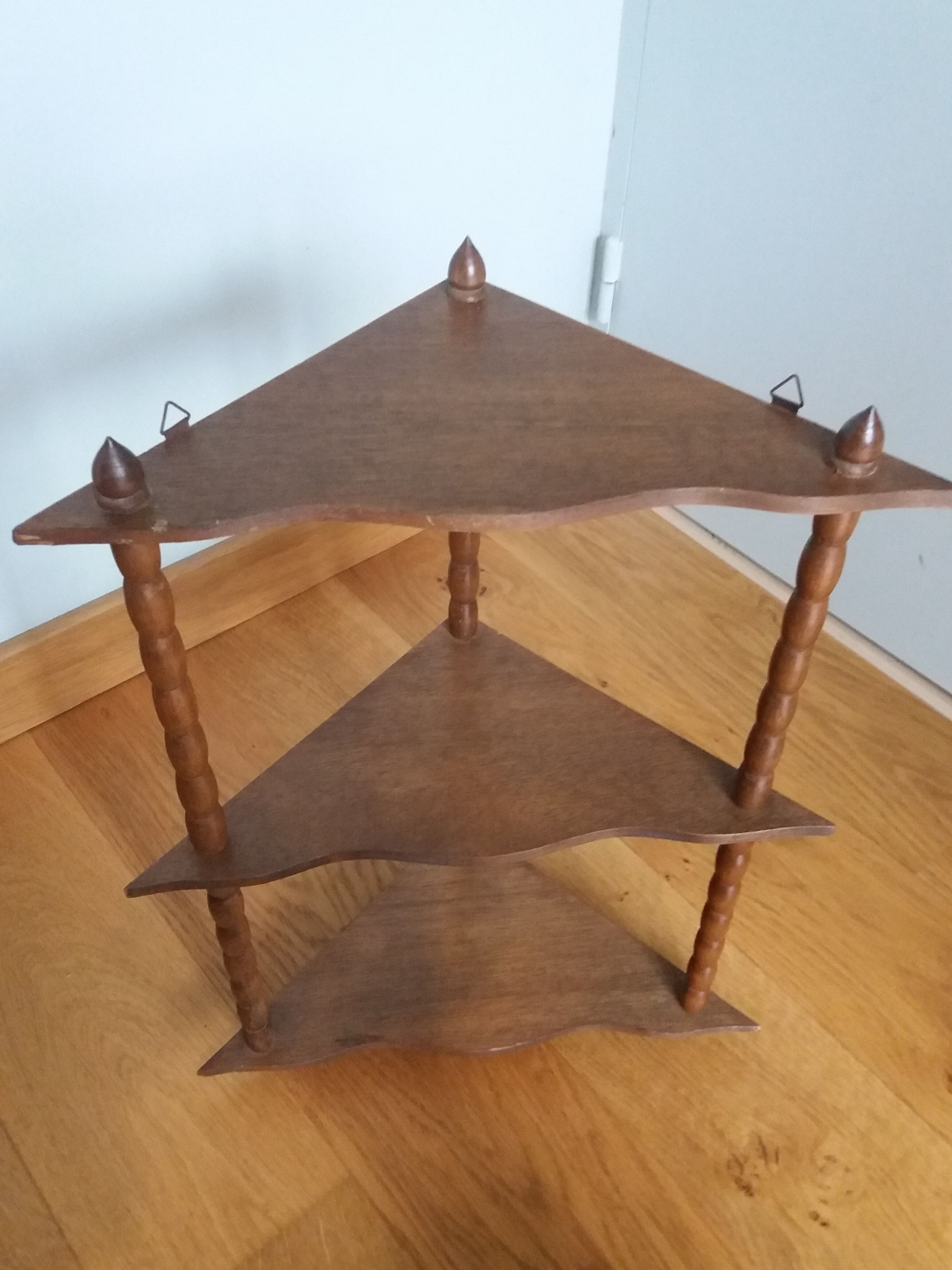 Hanging corner wall shelf