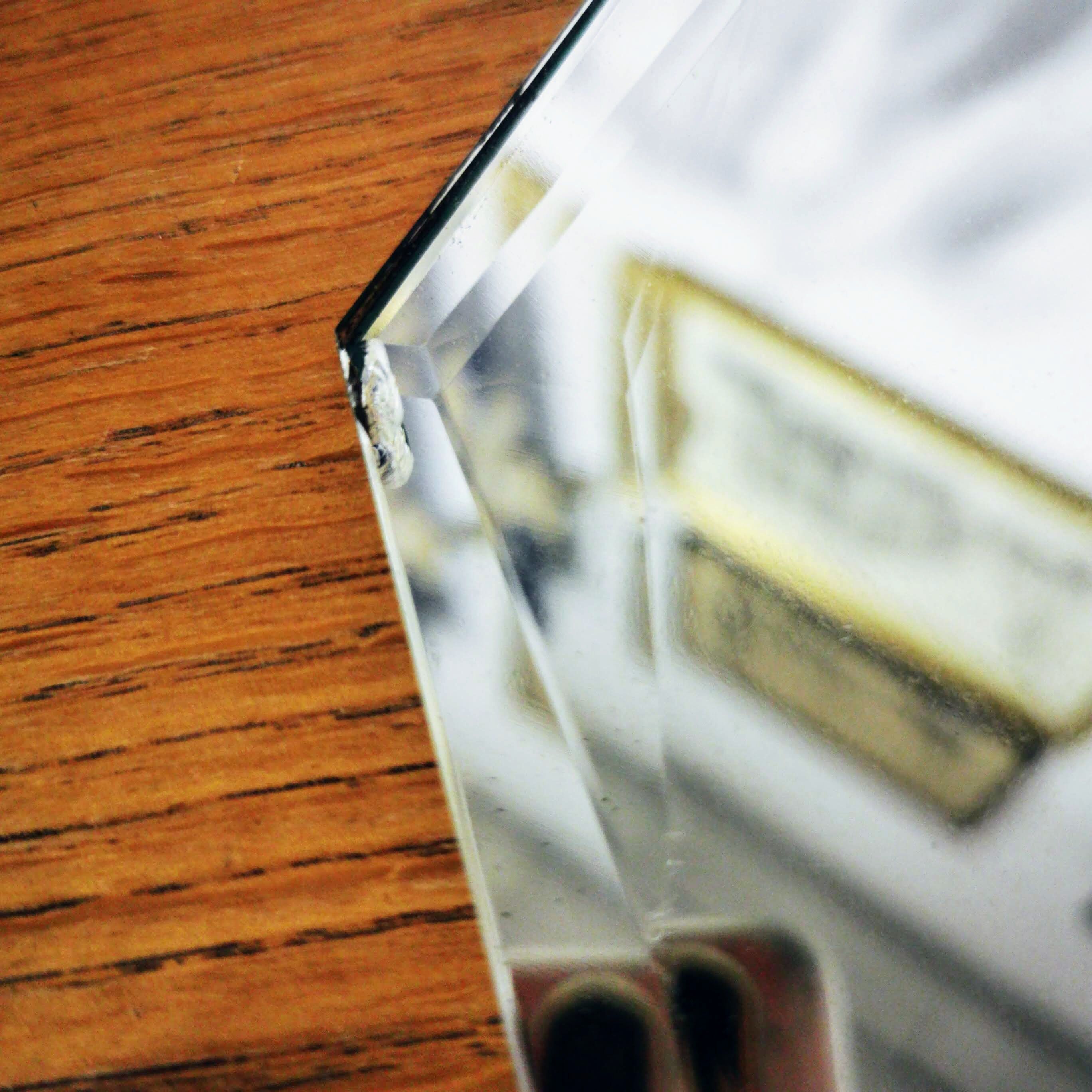 Bevelled mirror to lay