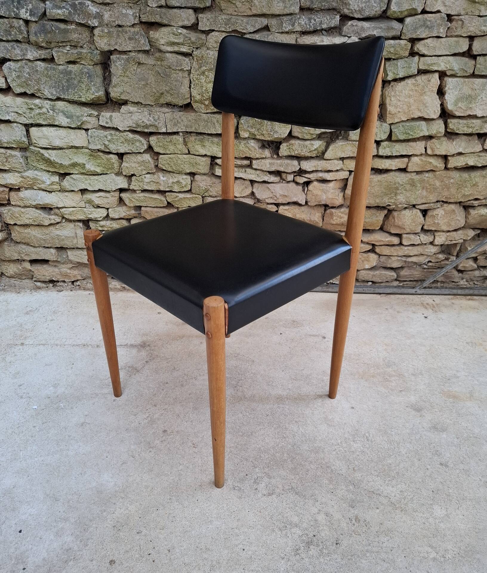 Chaise scandinave hêtre et skaï
