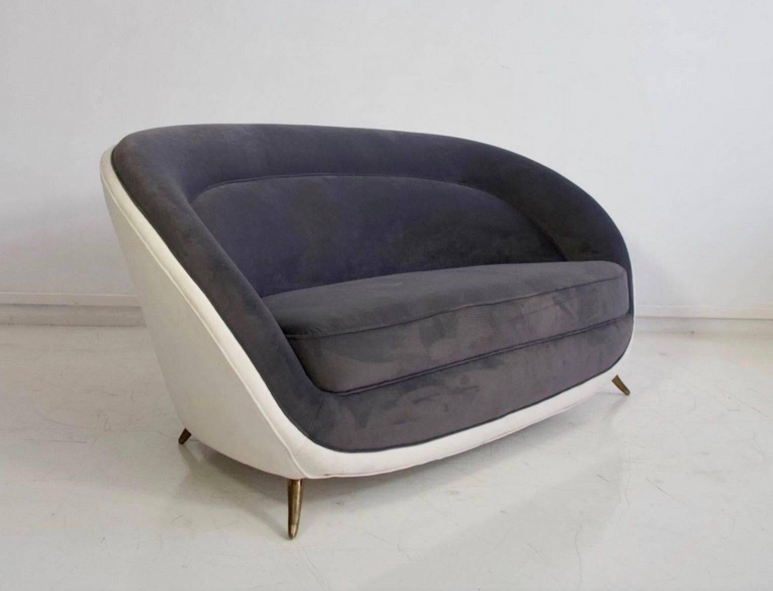 Grey velvet sofa by Guglielmo Veronesi for ISA, circa 1950.