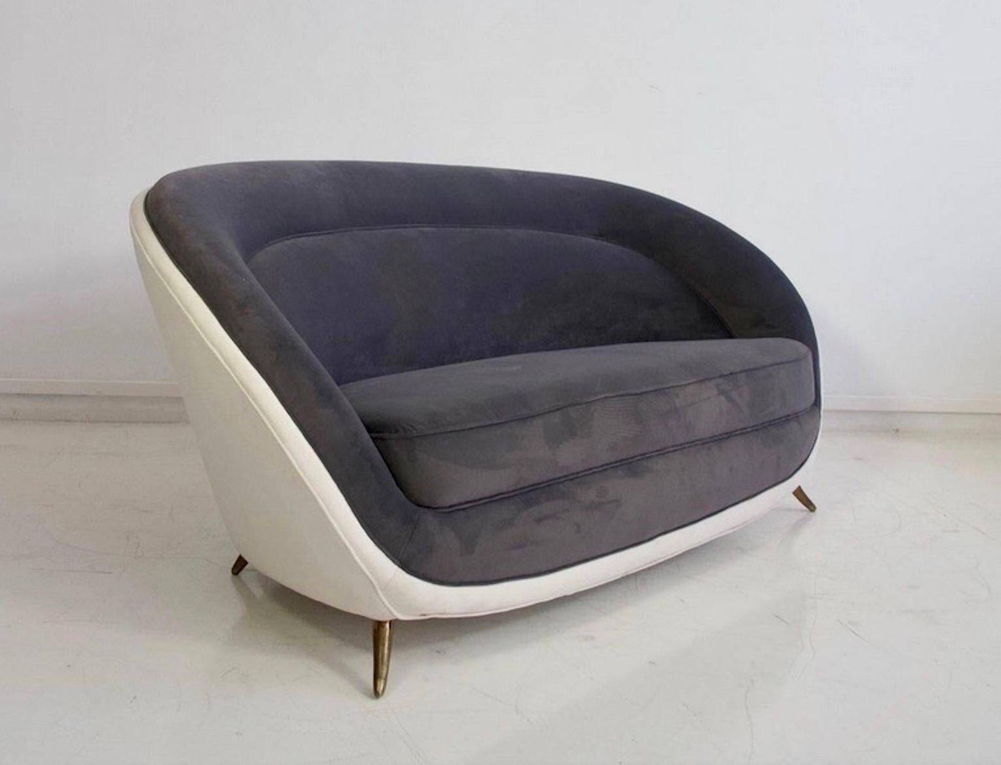 Grey velvet sofa by Guglielmo Veronesi for ISA, circa 1950.