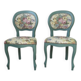 Chaises anciennes avec tapisserie cloutée à