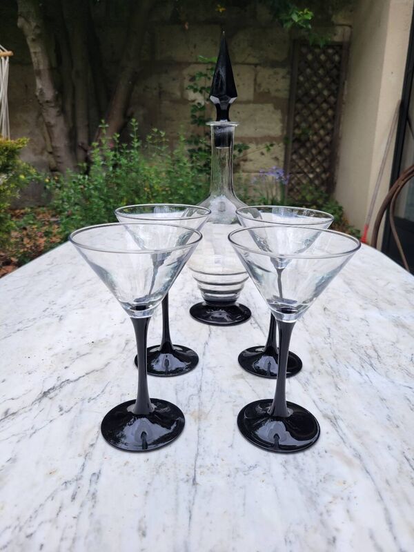 4 verres à cocktail et carafe assortie