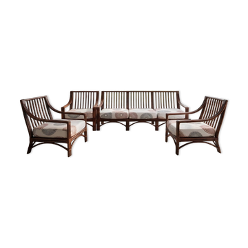 Salon vintage Maison Maugrion en rotin et finitions cuir et plume