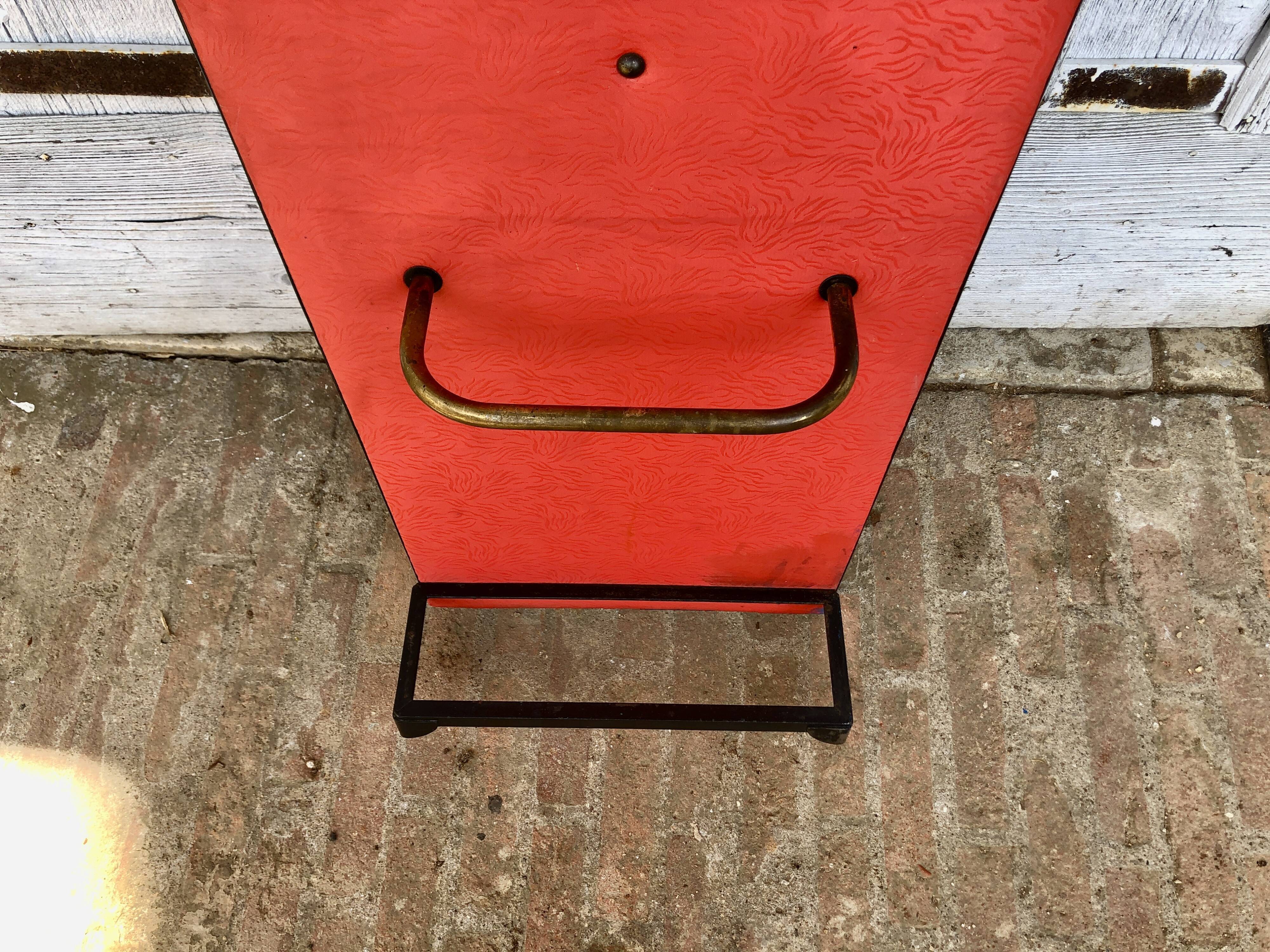Porte-manteau rouge 1950 miroir forme libre patères laiton