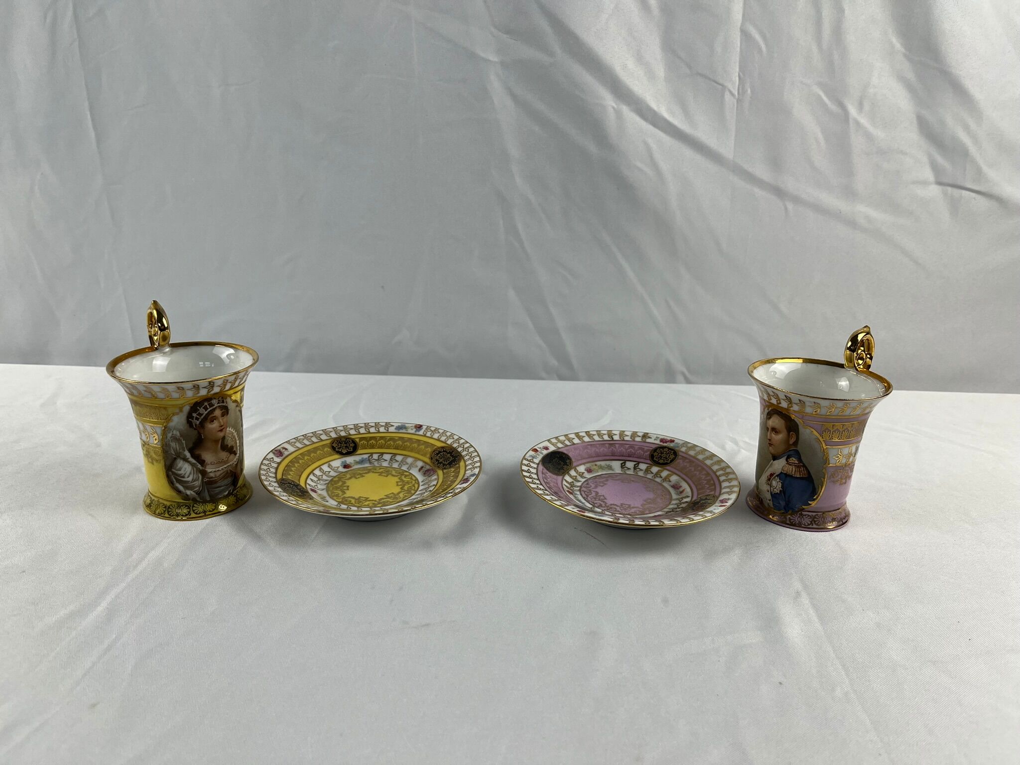 Tasses à café Napoléon en porcelaine début XXème