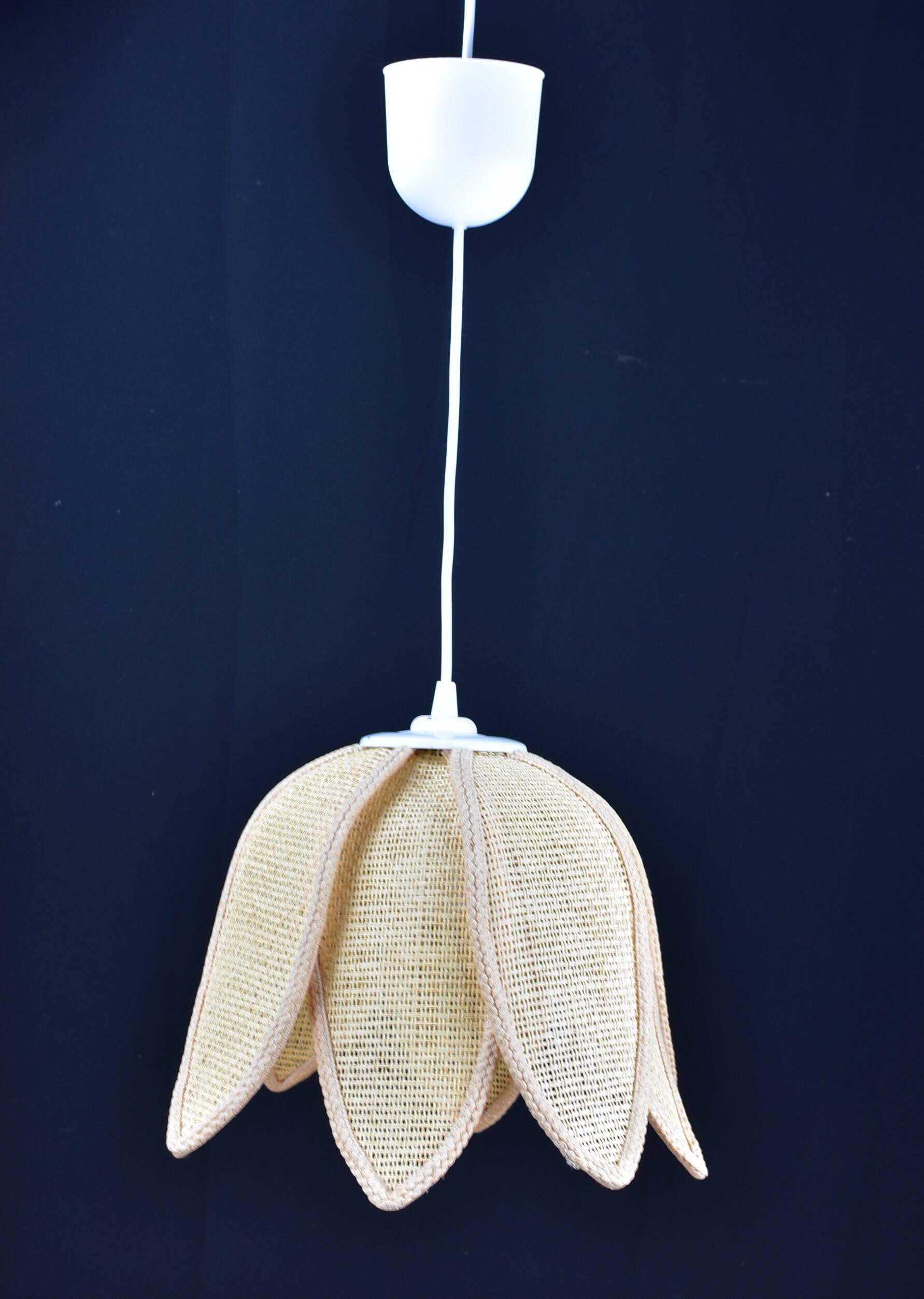 Suspension and rattan flower petals.