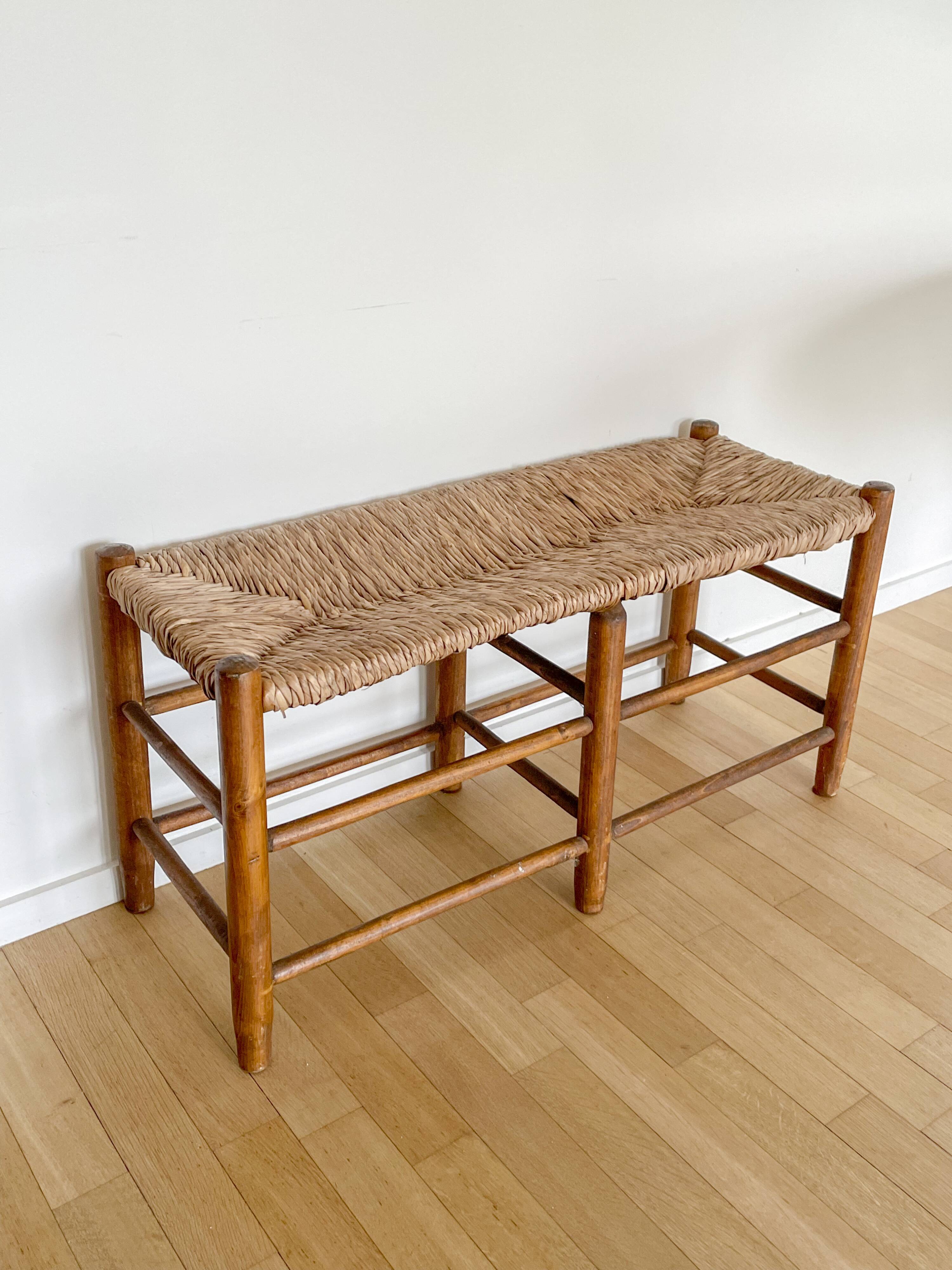 Vintage bench in wood and straw