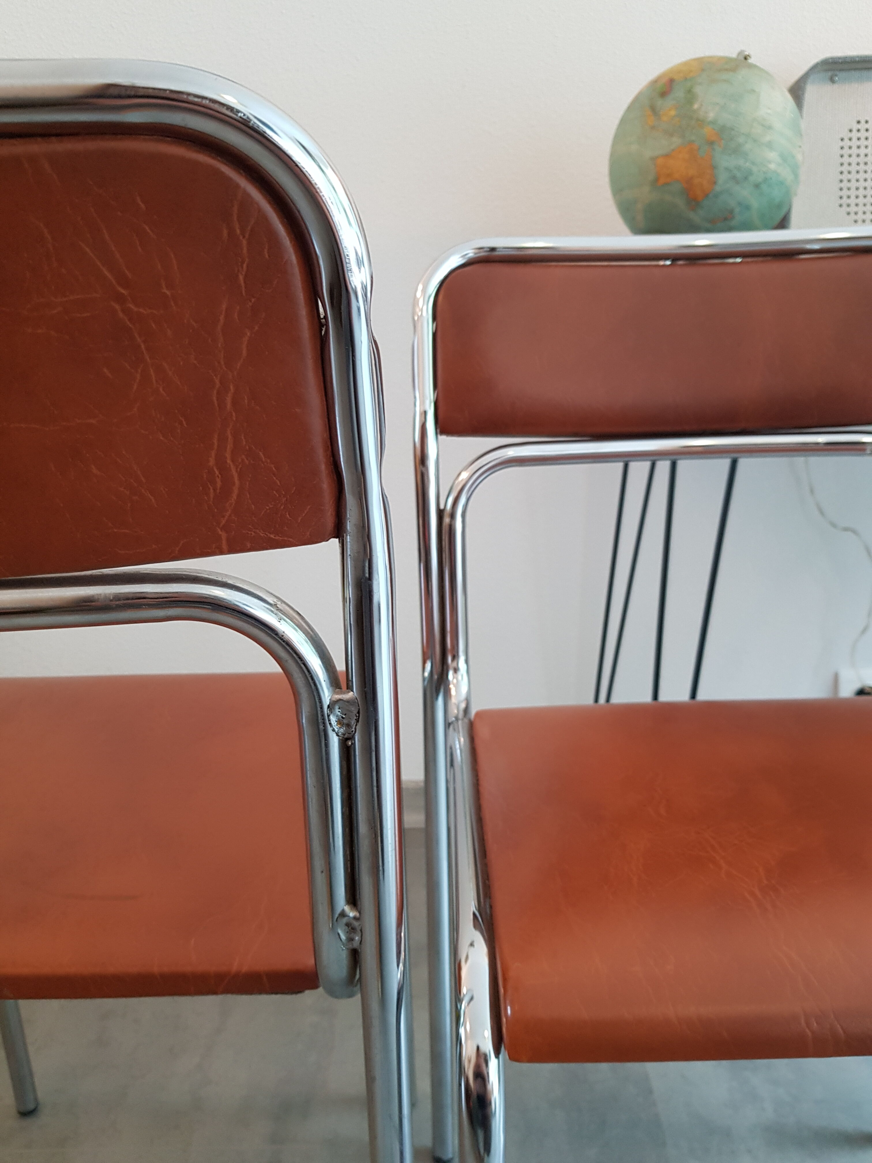Paire de chaises chrome et skaï seventies