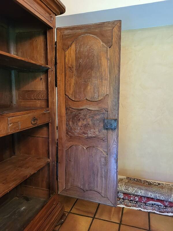 Armoire louis xiv en noyer massif du xviii ème siecle