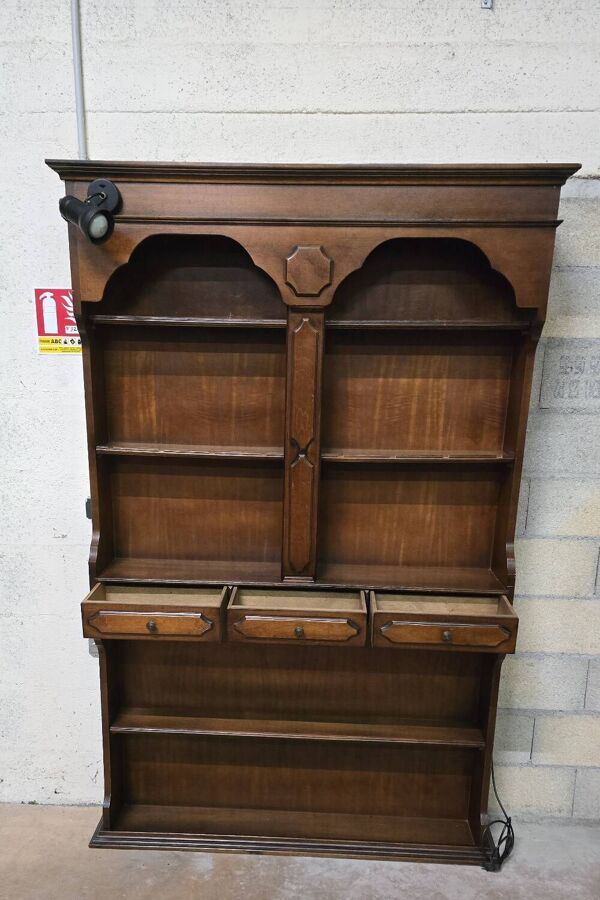 Meuble bar en bois massif avec étagères et deux tabourets