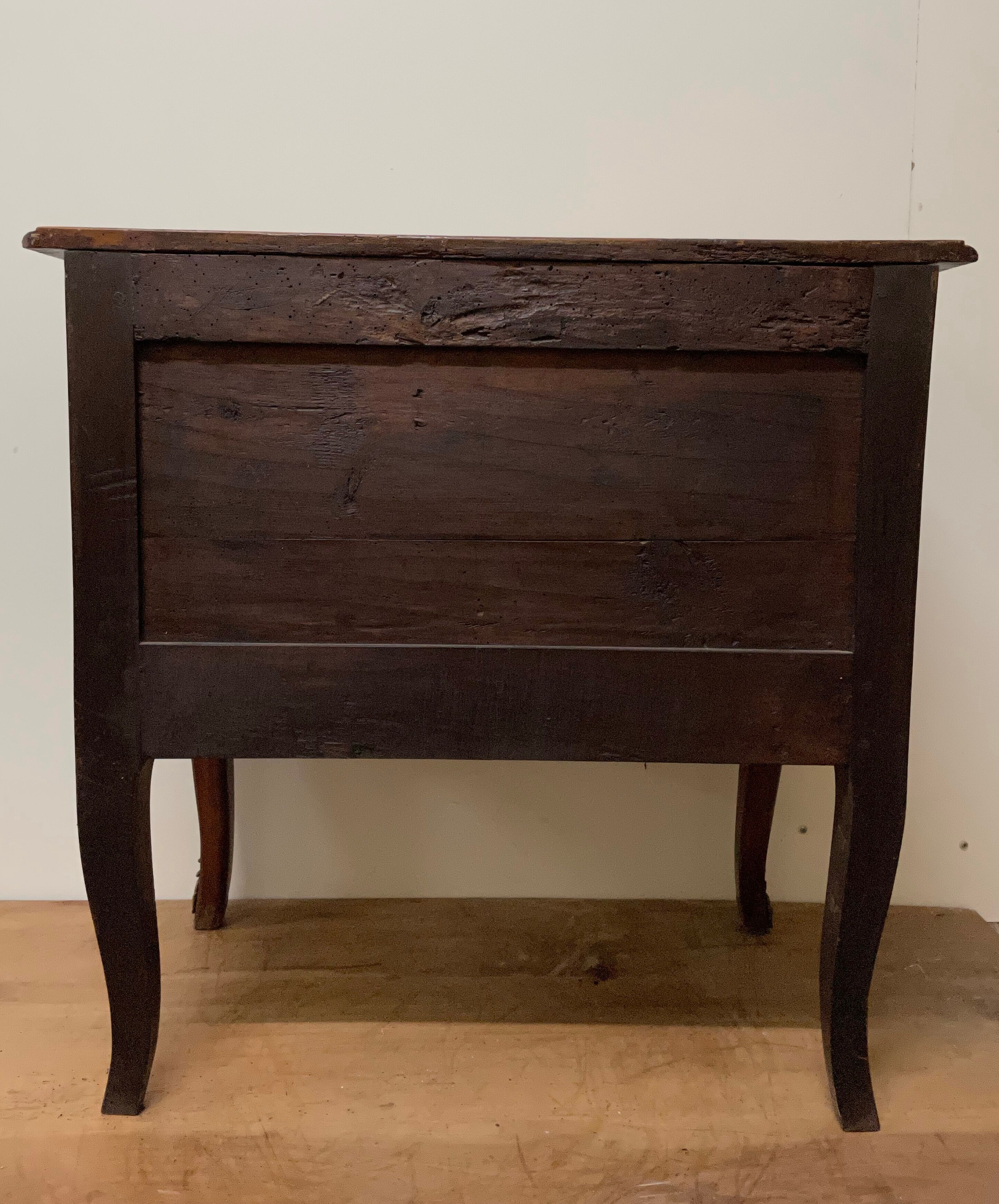 Chest of drawers with curved facade of the nineteenth century