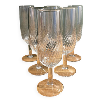 6 clear glass champagne flutes in very good condition