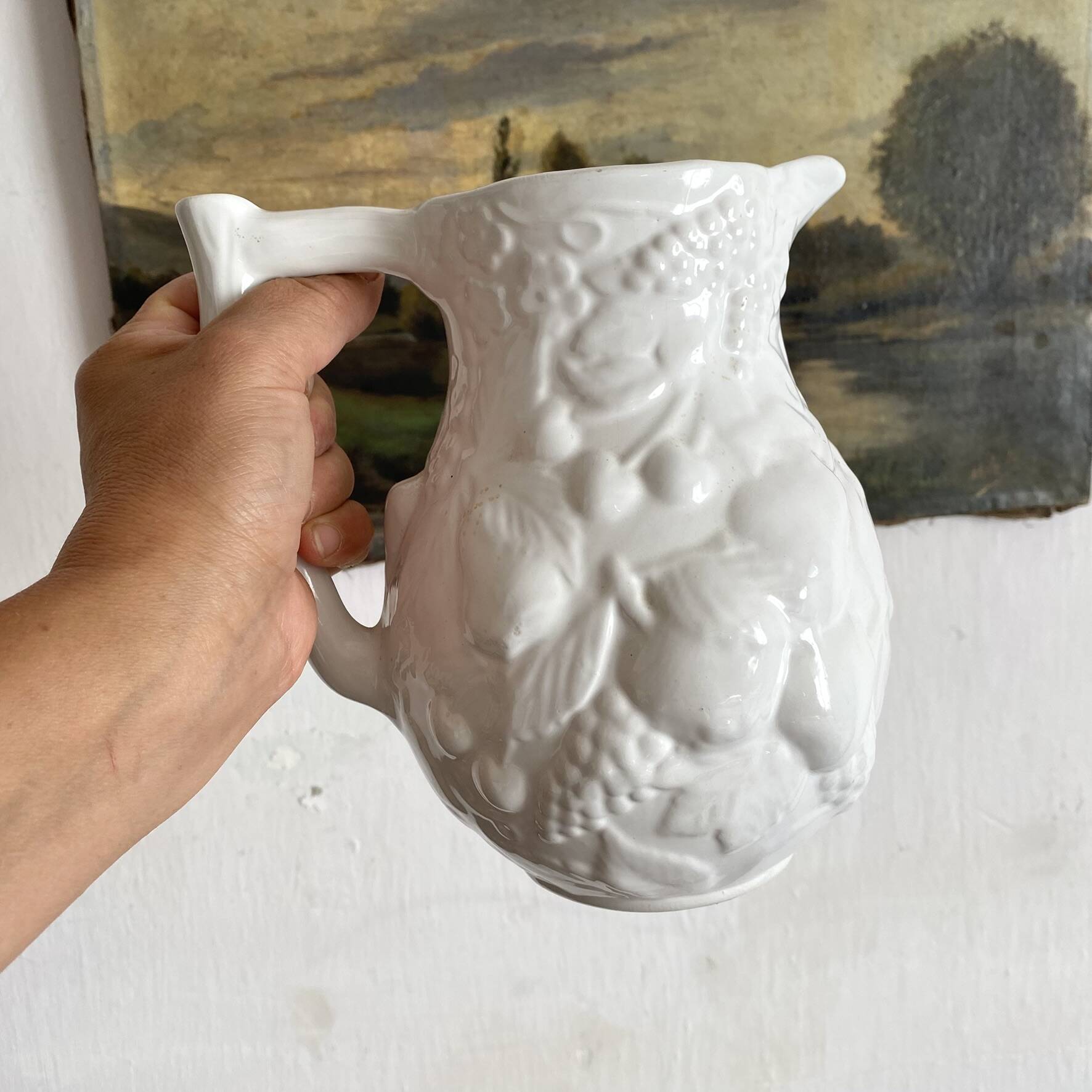 Jug in slipware with fruits