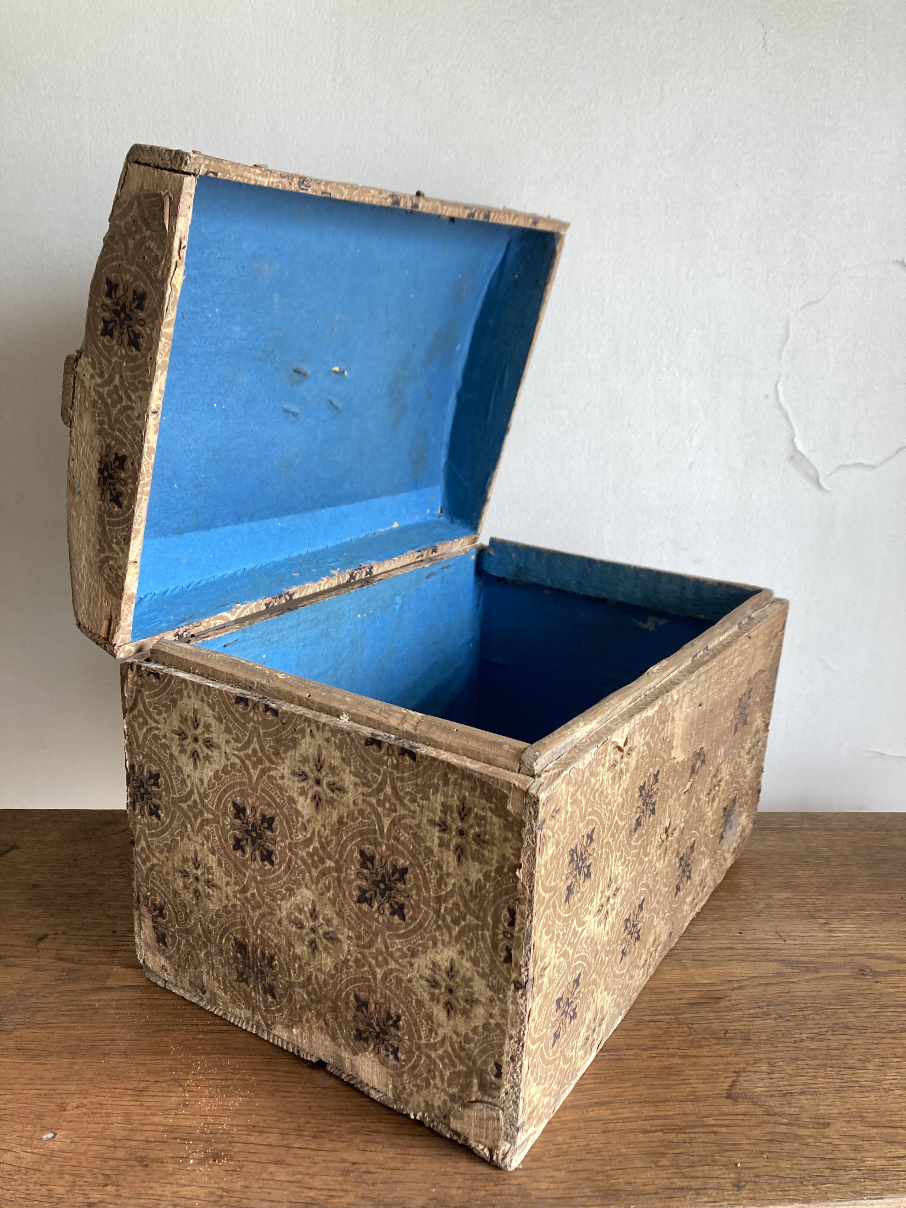 Domed chest in domino paper, 19th century.