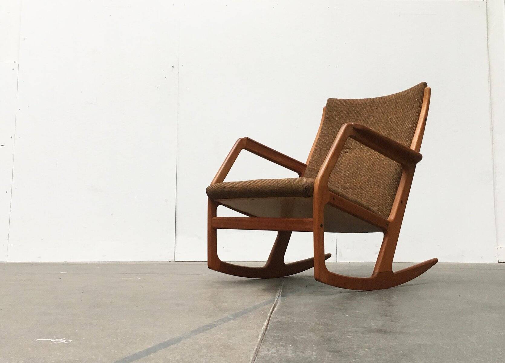 Mid-century model 100 rocking chair in Danish teak by Søren Georg Jensen for Kubus Møbler, 1960s.