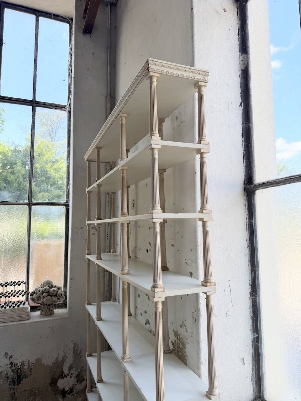 Bibliothèque, étagère XL Napoléon en bois patiné blanc