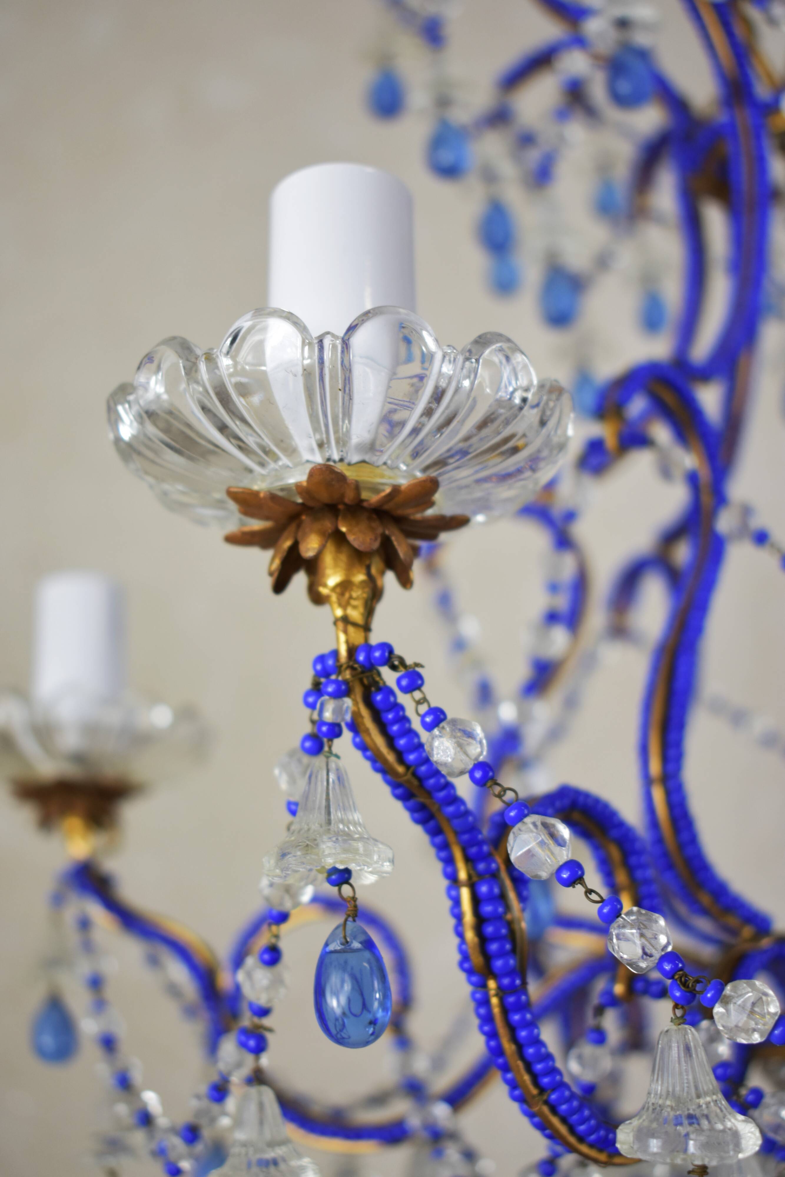 lustre bleu, fait de perles.