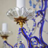 lustre bleu, fait de perles.