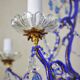 lustre bleu, fait de perles.