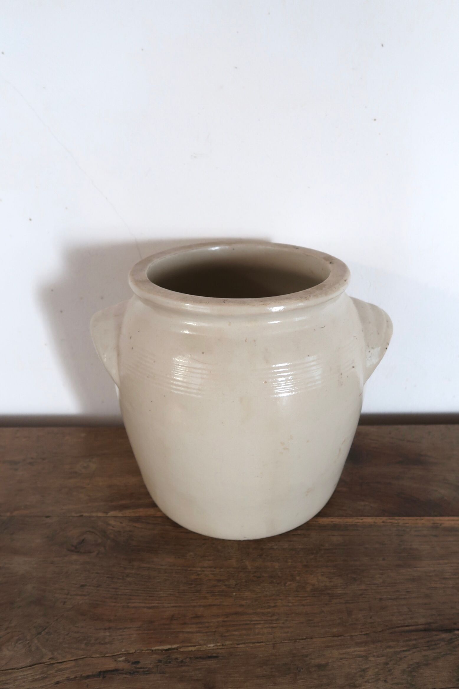 Off-white ancient sandstone pot