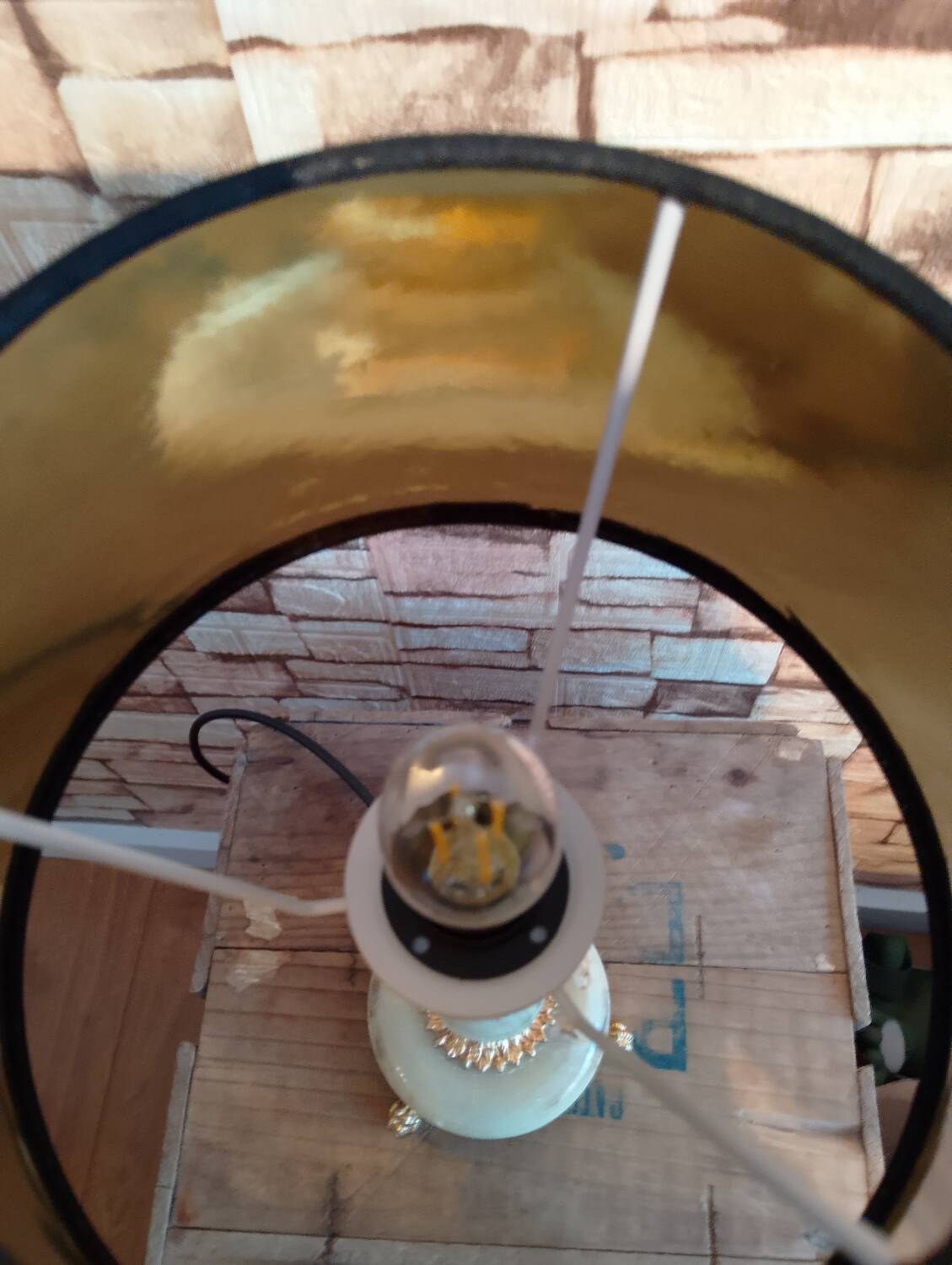 Sell a prestigious lamp made of genuine Onyx and chiselled gilded bronze.