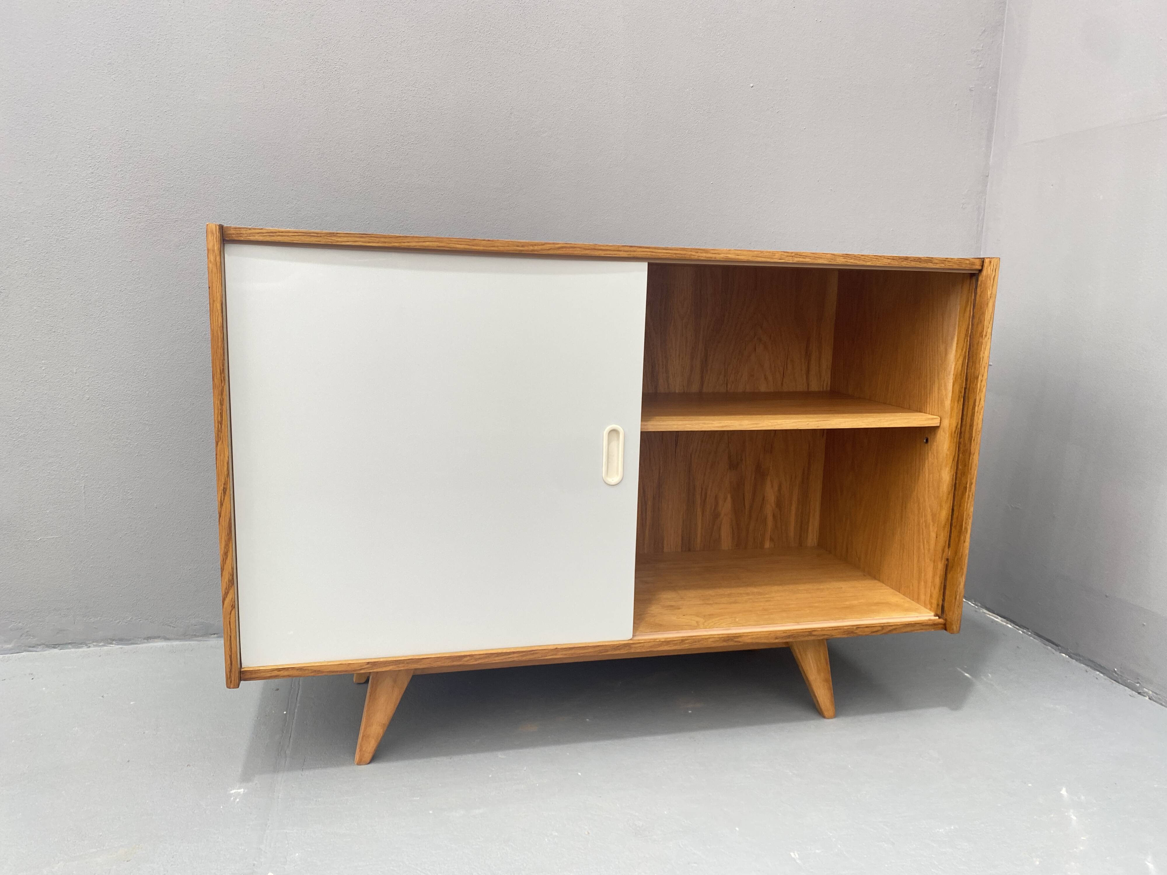 Buffet du milieu du siècle entièrement restauré U-452 par Jiří Jiroutek, années 1960, Tchécoslovaquie