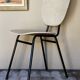 Chaise skaï moucheté et pieds tubes de métal noirs années 50