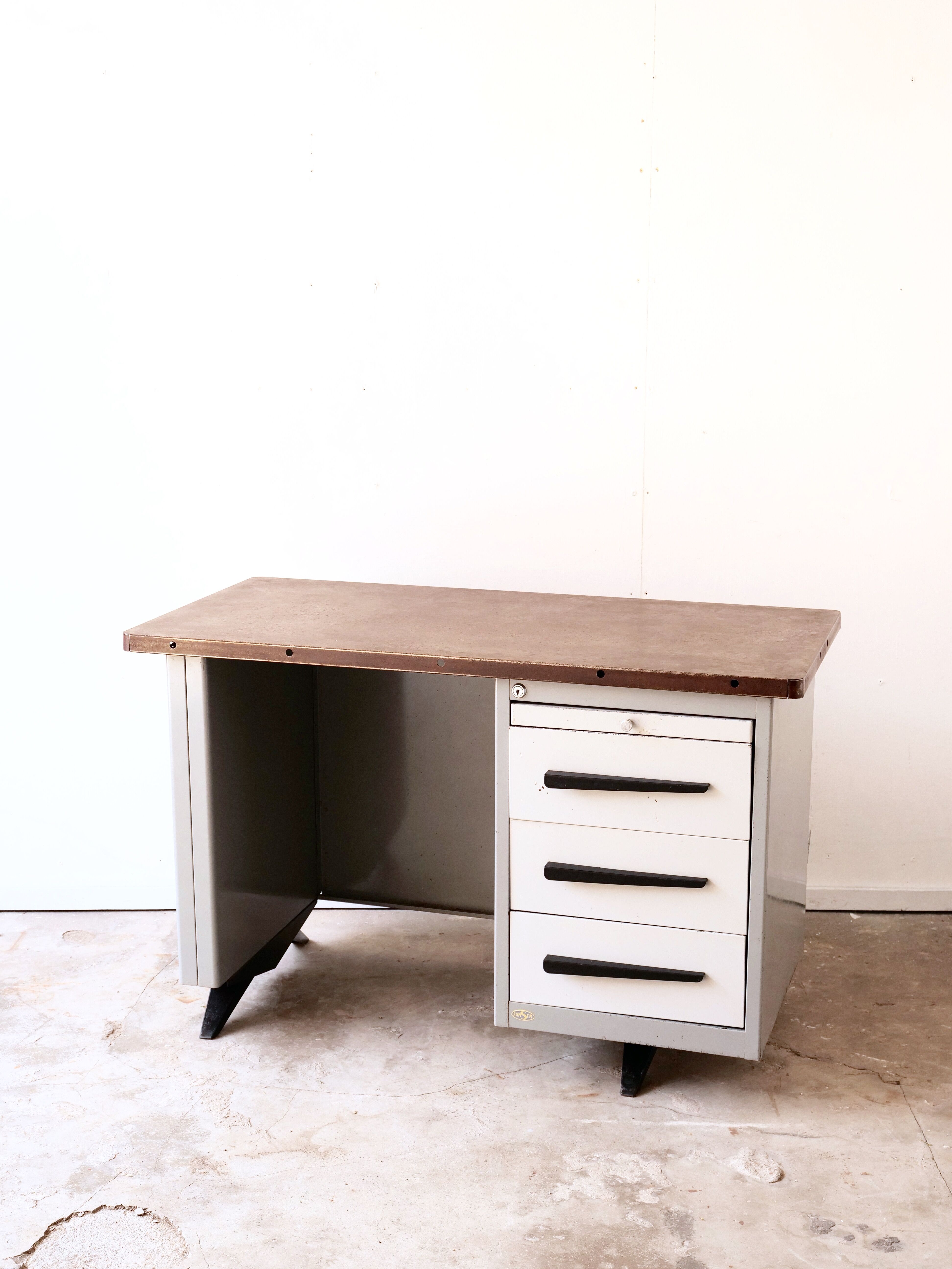 Bureau geomètrique de style industriel sansen