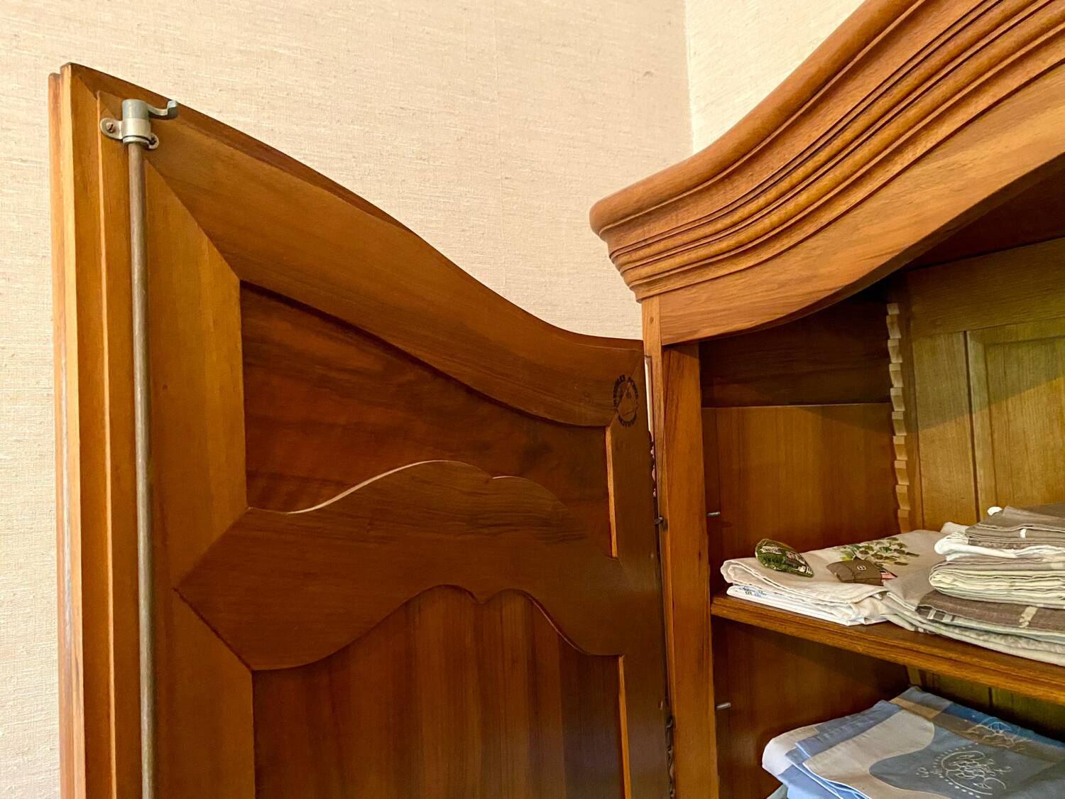 Antique wardrobe in solid oak and cherry (Louis XV style)