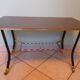 Table d'appoint sur roulettes, dessus formica, métal doré et noir