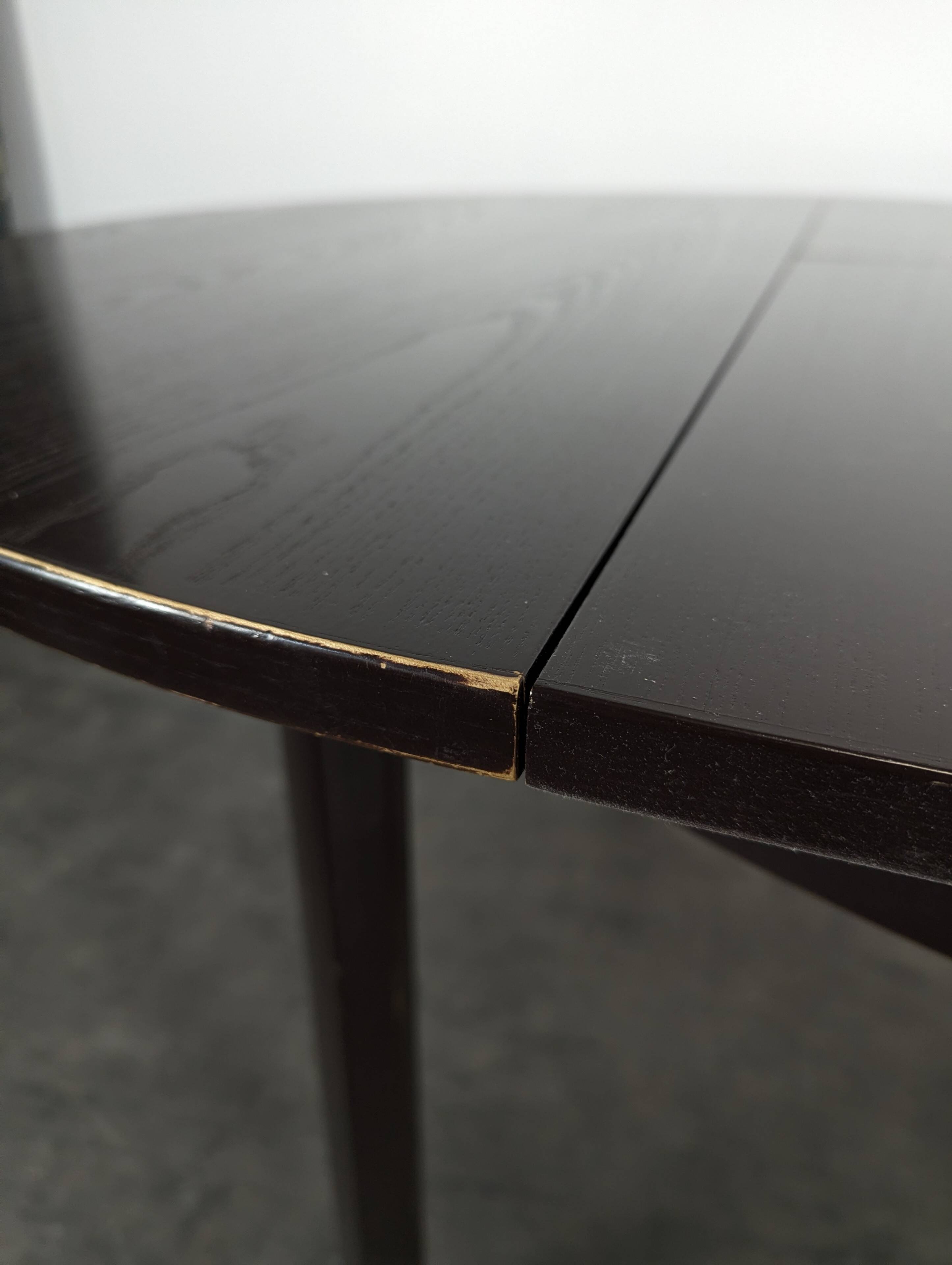 Table moderne teinté noir en chêne