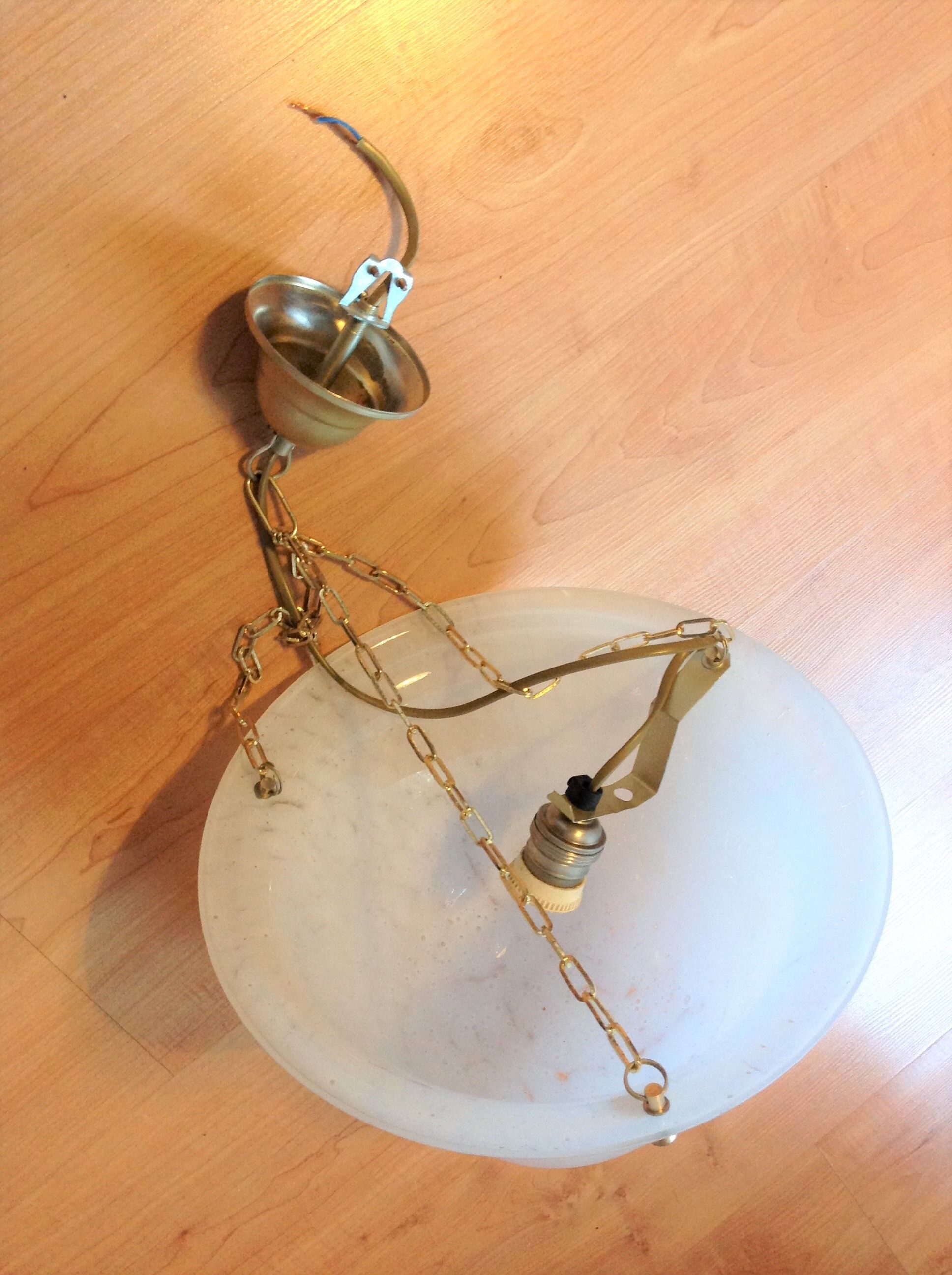 Suspension vasque en verre de Clichy blanc style art déco